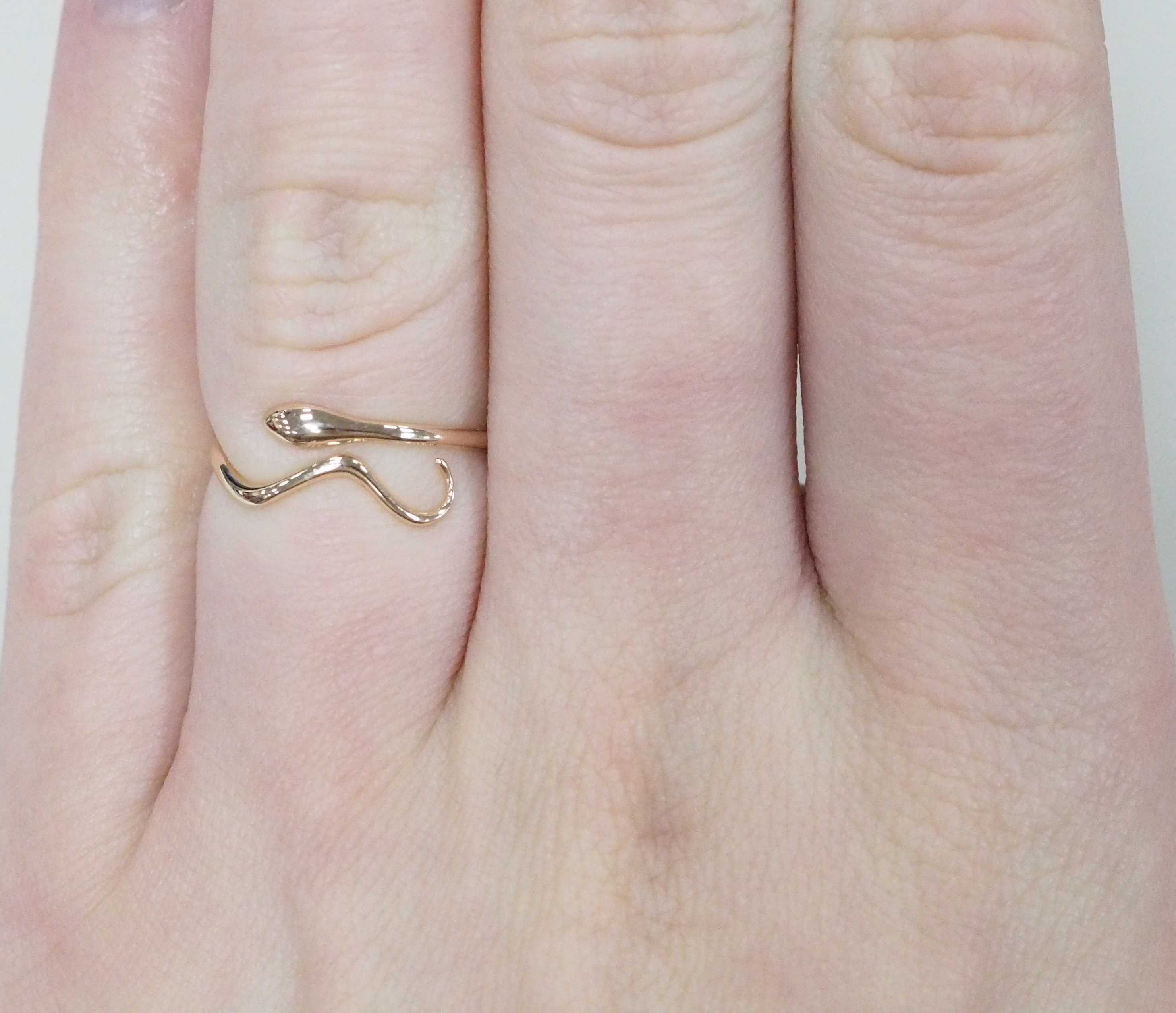 Незамкнутое кольцо из золота "Змея"